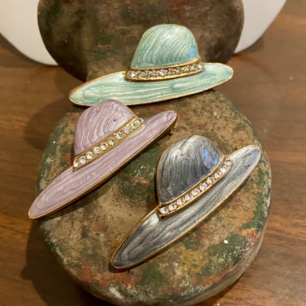 Beautiful Set of Three (3) Hat shaped Brooches!!! - Picture 6 of 6